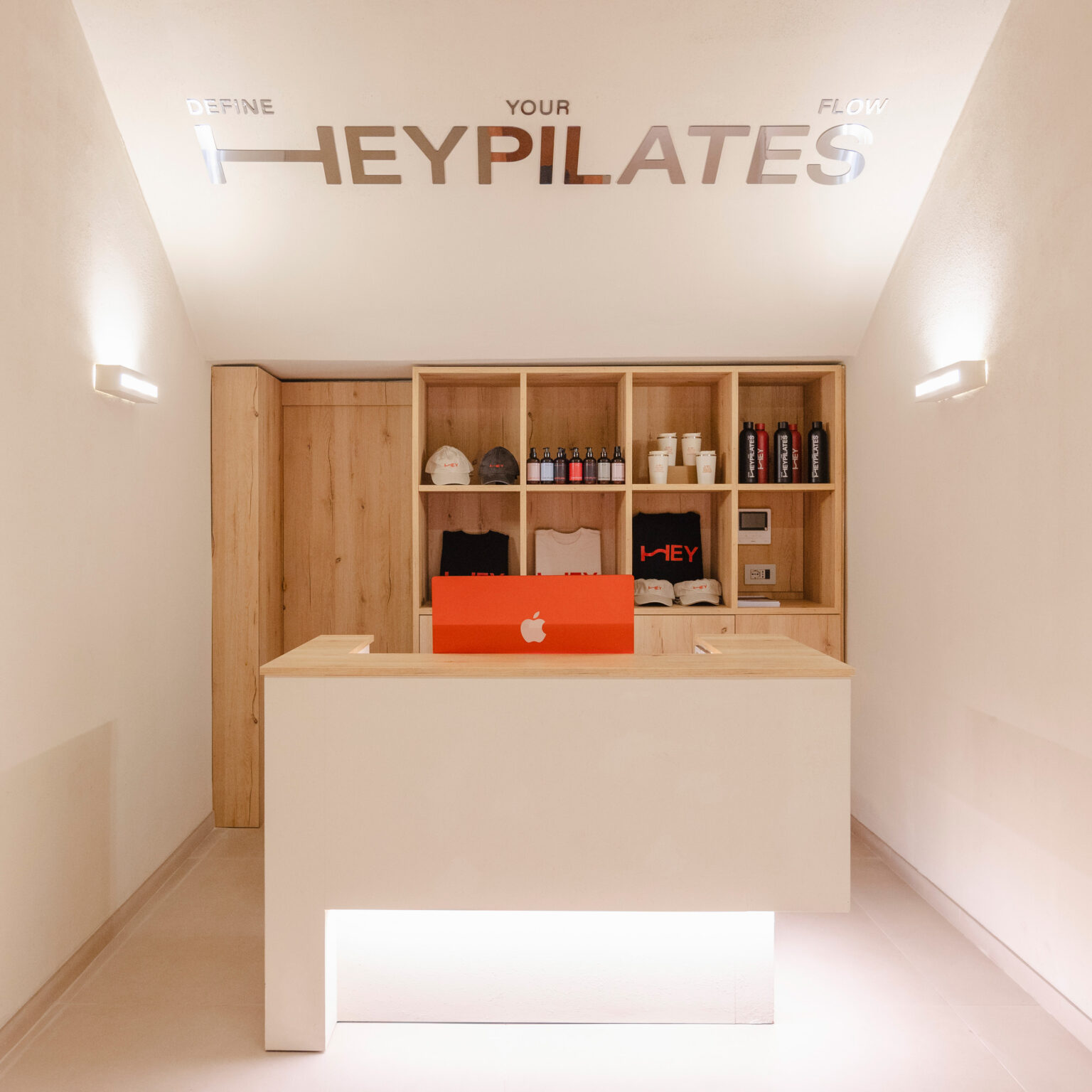 Interno dello studio Hey Pilates Milano con attrezzi e spazio per esercizi